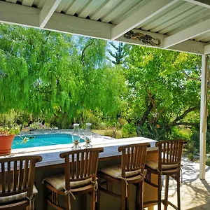 almond-cottage-bed-breakfast.hotels-capetown.com/